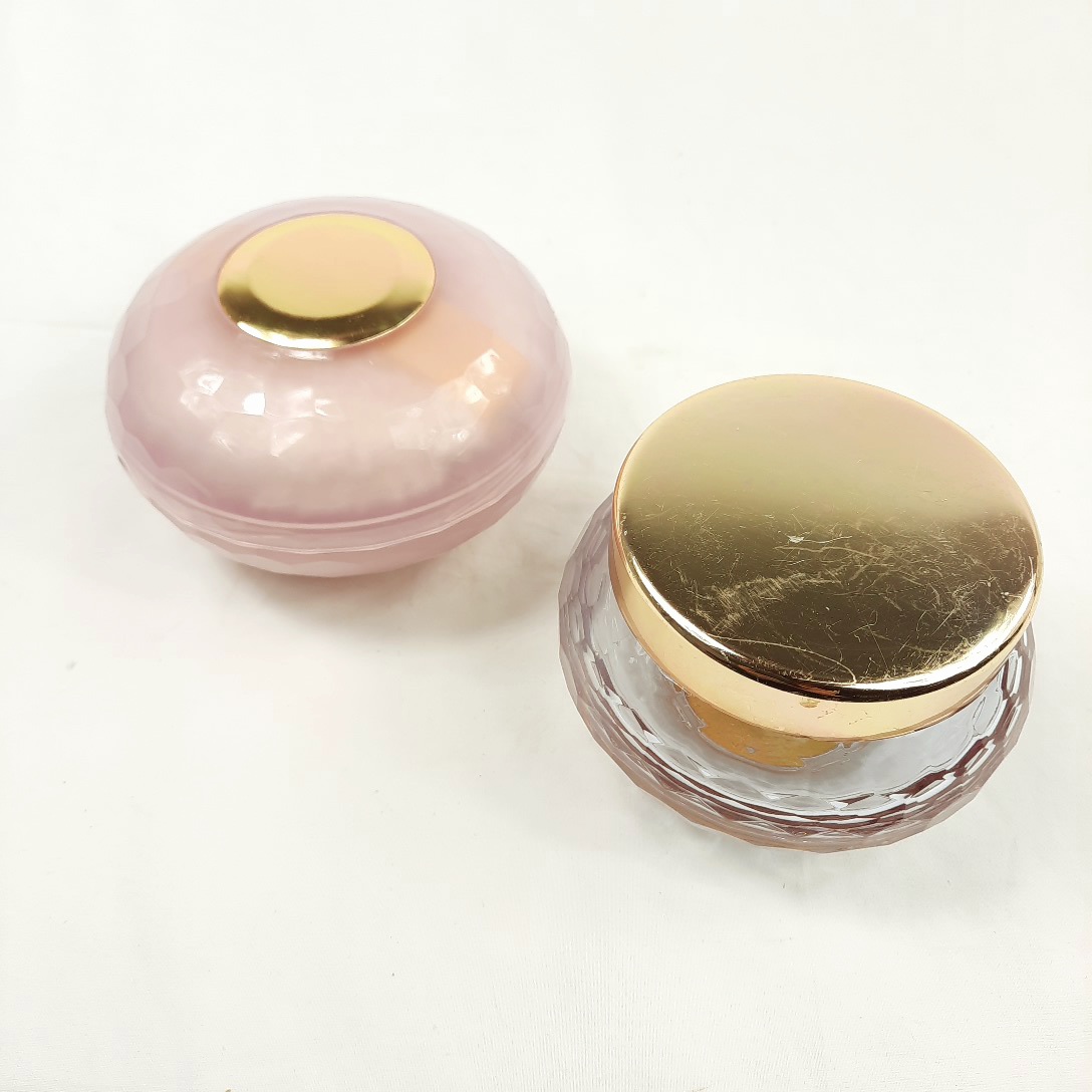  Poudrier et pot à crème ROCHAS délicieusement vintage Très bon état -  reconditionné disponible sur Label Emmaüs